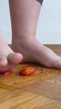 Patas Enormes Frente a Tomates Cherry