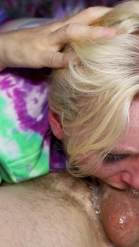 Blondă albă curvă cu futai în gât și orgasm cu țipete