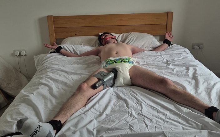 Kinky Alex: 침대에 묶인 소년