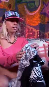Bintang bokep rambut pirang carla cox dipuasin sama kontol besar pria kulit hitam antonio black