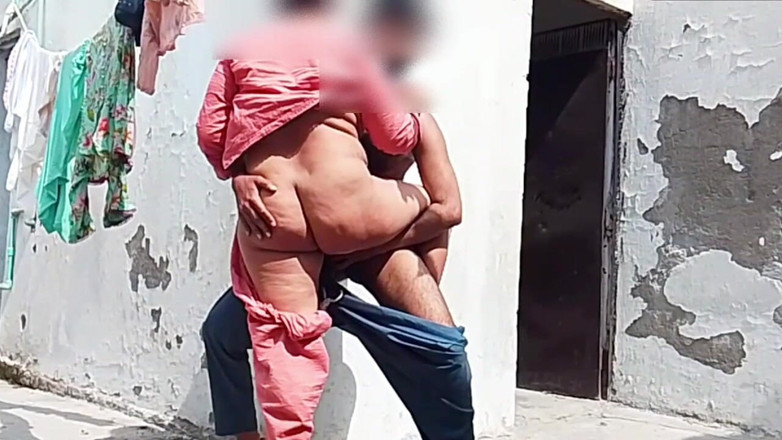 Abida sexy: Tetona india chupando polla y follada