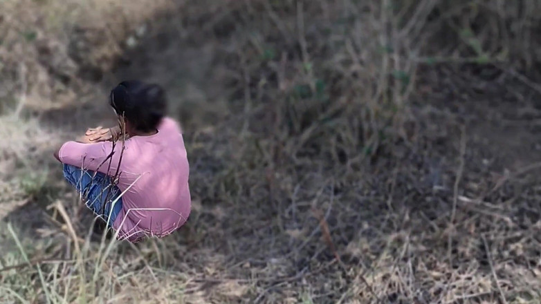 Fuckkkker: Bella ragazza del villaggio bloccata nella giungla, era alla disperata...