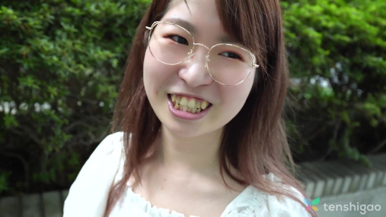 Tenshigao: Funcionária do escritório Miss Momoko Azuma em seu primeiro vídeo...