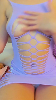 Cewek semok latina dengan toket besar alami ini pengen banget dientot sambil pakai lingerie barunya