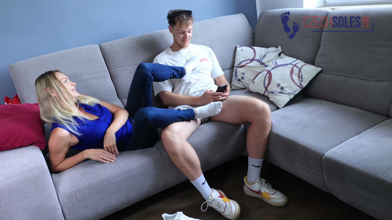 Czech Soles - foot fetish content: De stinkende voeten van mijn stiefzus masseren na het werk