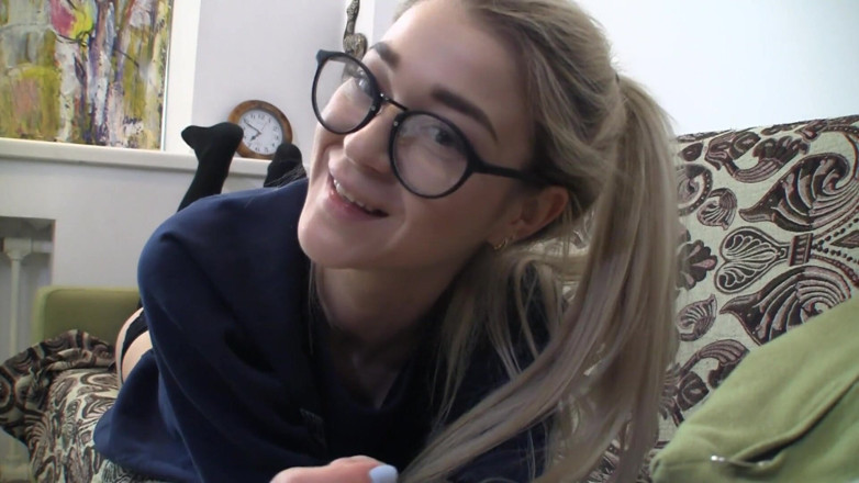 Dirty fantasy: Ma belle-fille mince revient de la fac et s’amuse devant...