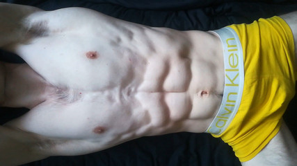 RondoRoy: Sexy jock protahuje svaly a dělá si radost