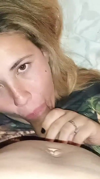 Я сижу на своем сводном брате, чтобы она могла пососать мой член и получить все молоко из меня