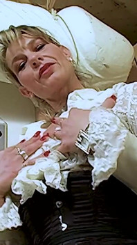 MILF blondýnka má sólo sex v sexy prádle