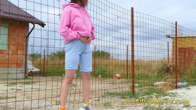 Pee Adventures: Desesperada menina hipster tentando fazer xixi