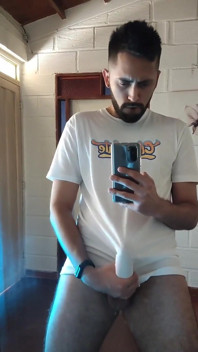 Masturbando e gozando através da minha camiseta branca