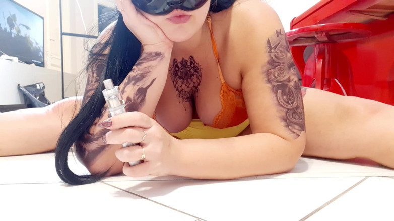 MilkyBBW: สาว brunette นมใหญ่รูดหีบนพื้นพร้อมสูบบุหรี่เซ็กซี่มาก