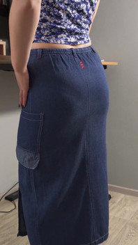 Secretaria milf en falda de jean provoca línea visible de bragas