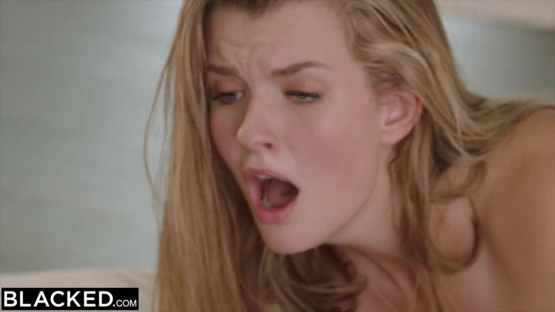 Blacked: Mireasa BLACKED are picioare reci și înșală cu o pulă neagră
