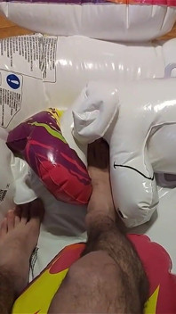Desinflando mi unicornio inflable con mis pies