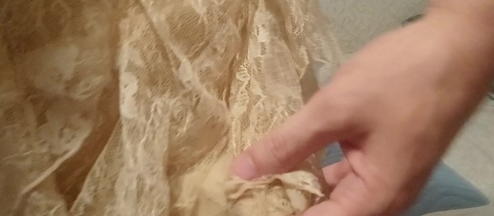 Sissy Holly: Sissy Holly udă patul prin tragere ei, dar are mai...