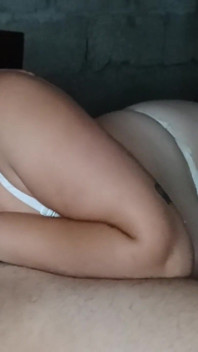 Une petite salope latina prend une énorme dose de sperme dans la bouche