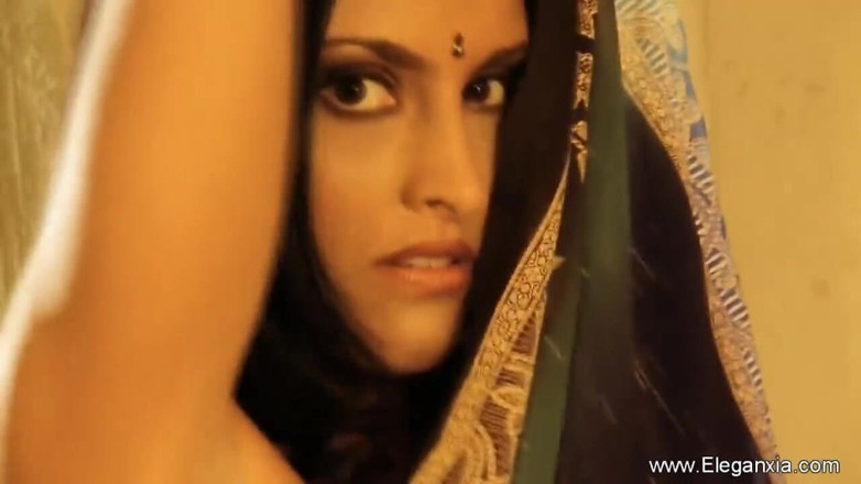 Eleganxia: Sexy Indian babe showing off her beautiful body