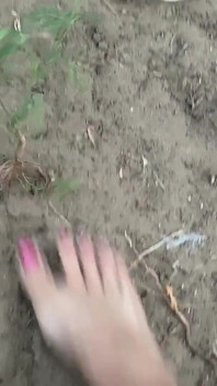 Pieds sales dans le jardin