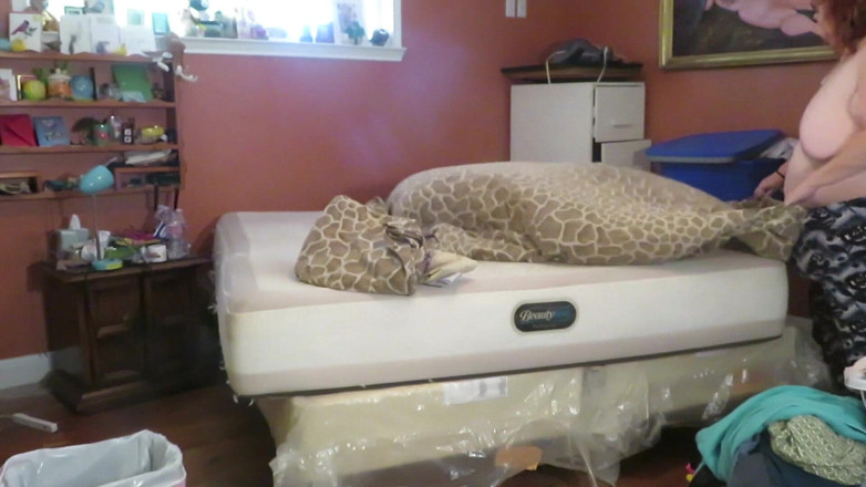 BBW nurse Vicki adventures with friends: Make my bed topless then nude