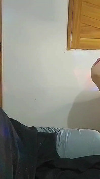 Kendini rahatlatmak için kalçasının ortasında bir penis koyarak zar attı.