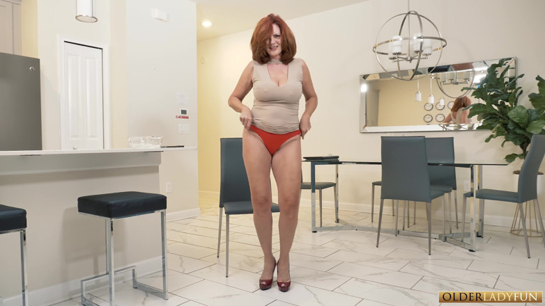 Older Lady Fun: 털이 무성한 빨간 머리 GILF Andi James 스트립과 오줌