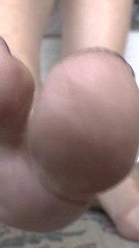 Nossa primeira sessão de pé juntos: amante vestindo mulas com Toenails Vermelhas Escuras