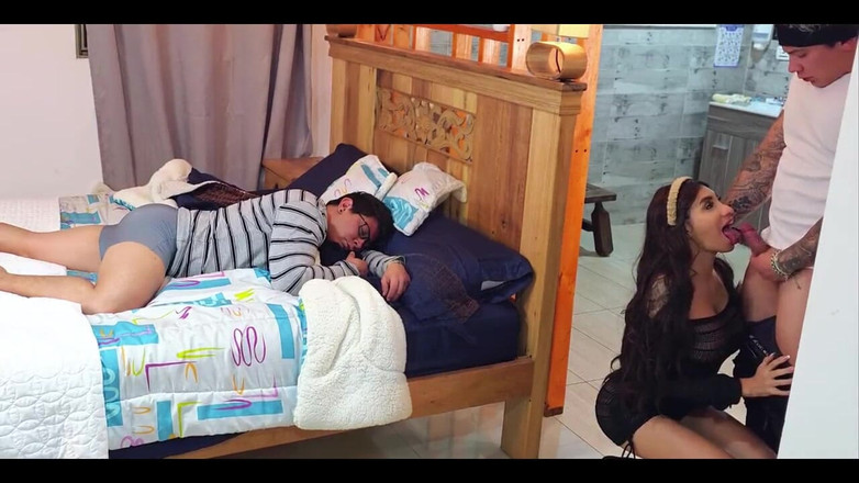 Winter_steph: Cuckold! Üvey erkek kardeş üvey kız kardeşini seks yaparken izlerken mastürbasyon yapıyor!...