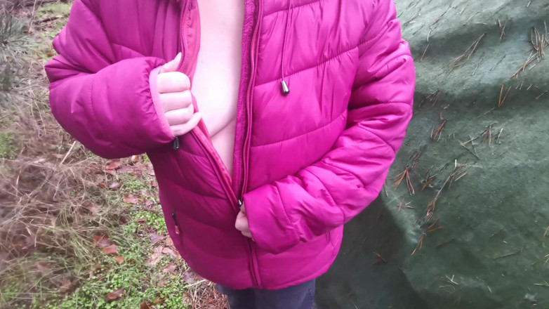 Bouncy Tits Action: Gifles nues dans la nature