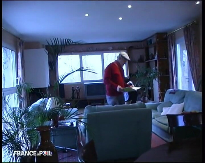 French Family Secrets: Papy voyeur macht ein junges rothaariges zimmermädchen in strümpfen mit...