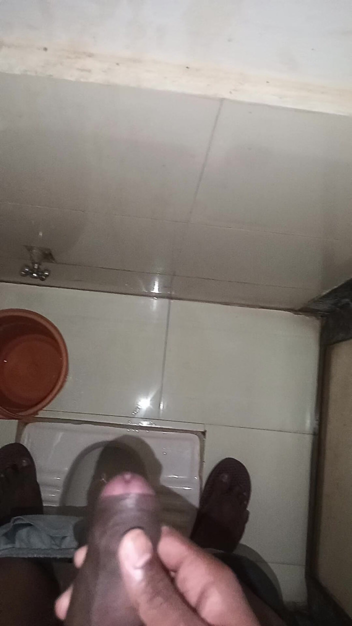 Aniketgod: Desi chlapec si honí na wc masterbet na záchodě