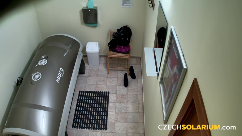 Czech Solarium: Чешский солярий 43: Сексуальная блондинка раздевается для камер