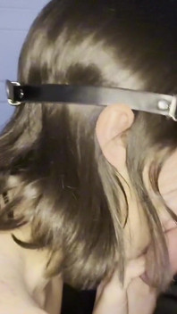 Sála jsem ho do sucha před tělocvičnou, aby ho nevyrušily jiné děvky v tělocvičně