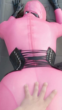 Cristal Kinky muñeca de goma rosa follada al aire libre en primer plano