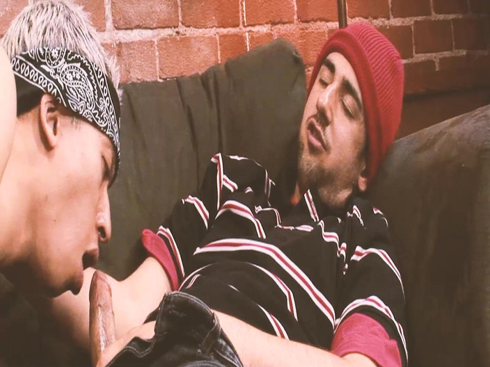 SEXUAL SIN GAY: Zu hause, schwarze typen, szene 3_skinny Ebenholz-twink von seinem muskulösen kollegen...