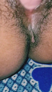 Indiancă foarte sexy desi cu țâțe mari și pizdă păroasă bhabhi care introduce un vibrator