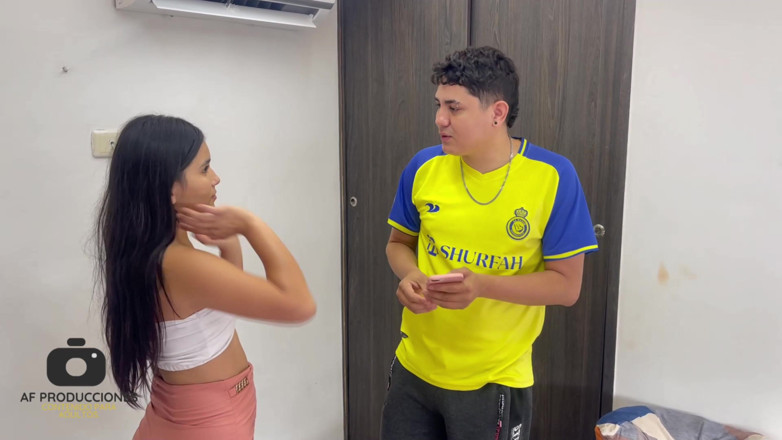 JazminPalvin: Dò una deliziosa scopata alla mia sorellastra mentre il suo...