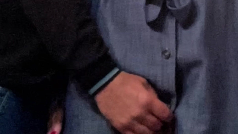 Niki studio: Fremder fingerte geile MILF vor der arbeit in der U-bahn