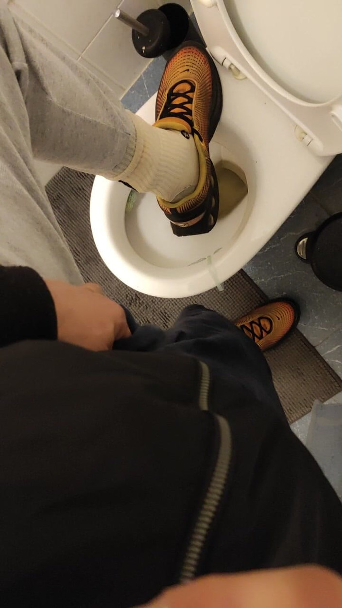 SmokedAlloy2: Dirtyjunkbro na toaletě plné chcanek, páchnoucích ponožkách a mokrých sportovních...