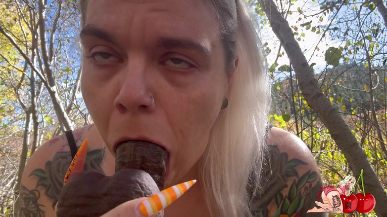 CherryBombBomb: Biarkan saya menghisap batang awak di Batu merah