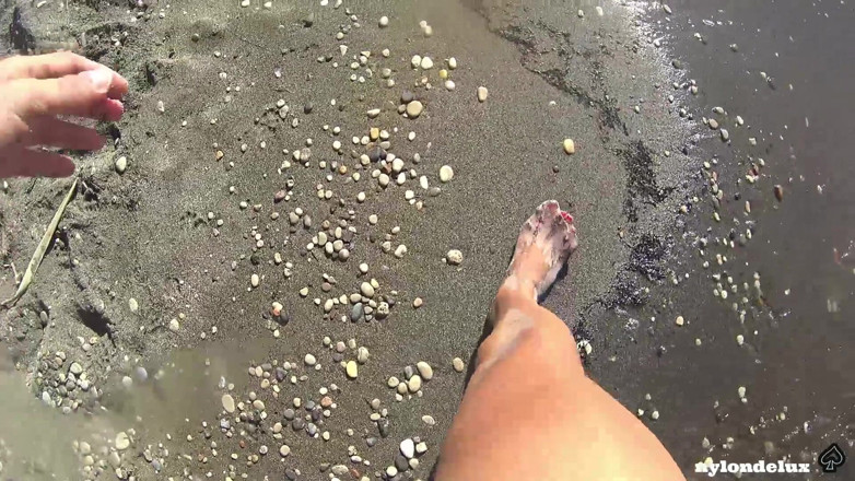 Nylondelux: Ciorapi albi pe plajă