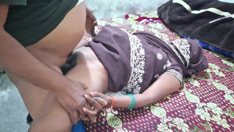 ExcitedWomen: Futai indian sexy în dormitor în sari verde