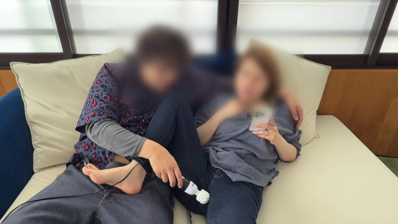 LuuLee0804: Verheiratete Frau, gequält mit einem Vibrator auf dem Sofa