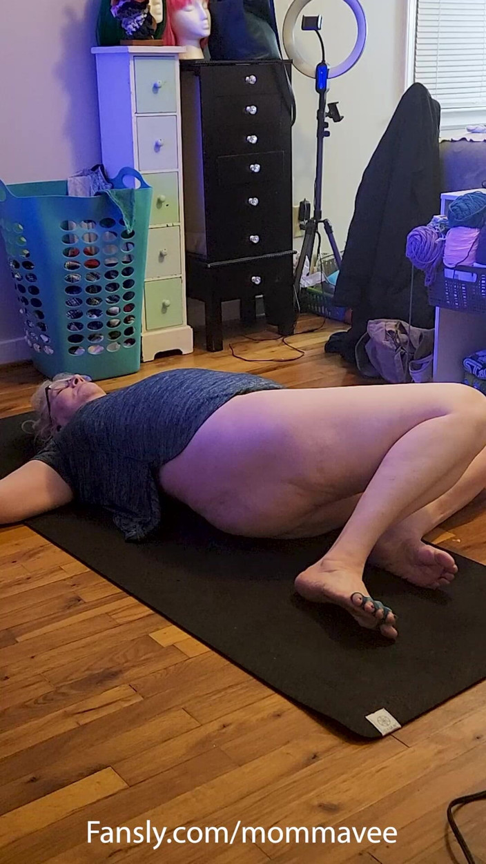 Momma Vee: Ateşli olgun orta yaşlı seksi kadınla sabah yogası!