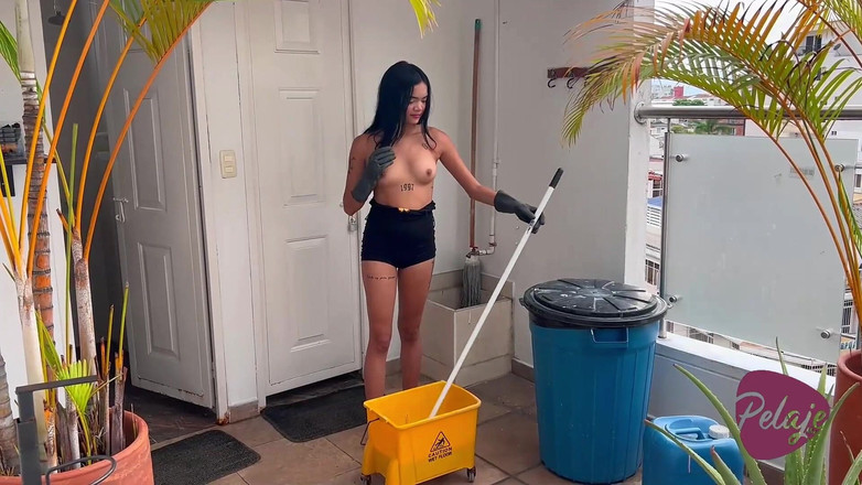 Pelaje mix: Pokojówka zostaje przyłapana na masturbacji z Mopem przed sąsiadami, chce...