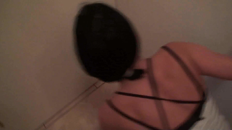 Femdom Austria: Chica morena sexy está castigando a su esclavo