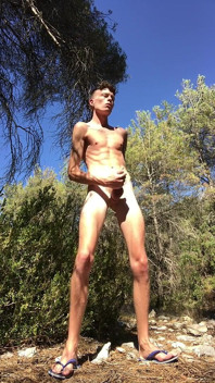 Twink solo riscant - pulă mare și abs se masturbează în zona interzisă în aer liber Ejaculare uriașă