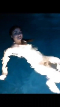 Un pompino e sborrata in faccia nella piscina dell'hotel e moglie amatoriale sega un cazzo per sborrata sul viso