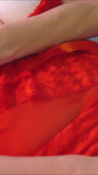 Orgazm Sikiş Oyuncağı Ve Kırmızı Mini Elbise Ve Uyluk Yüksek Çorap Giyen Xmas ağacı Tarafından Mastürbasyon
