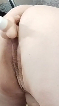 Une belle-mère pisse sur le sexe avec une machine à sexe